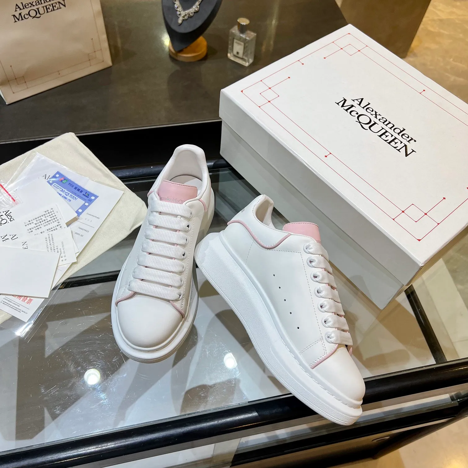 👟👟Ex-factory price 480👟👟 Men's size +10 High-quality upgraded version🔥Real shot of Alexander McQUEEN (McQueen)🎉The highest quality silk cowhide version on the market🎊, imported water-dyed sheepskin inside, counter 1:1 replica, star style T stage catwalk, a must-have for fashionistas , the original high-temperature and ultra-clear air compressor logo on the foot, absolutely counter-matched version, the arc of the back bag is truly genuine 0⃣️ difference, using an exclusive privately molded double-layer vacuum outsole, which is light on the foot and has excellent rebound! Running🏃✈️The first choice item for outdoor sports💅💅Trend and fashion coexist📣 Women’s style: 35-39, Men’s style: 39-44